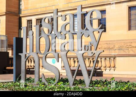 Métal sculpté 'State Library of NSW' (Nouvelle-Galles du Sud) à l'extérieur du bâtiment. Sydney, Australie Banque D'Images