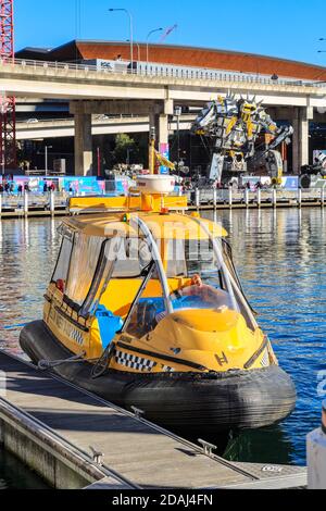 Un petit bateau-taxi est arrimée au quai de Darling Harbour, Sydney, Australie Banque D'Images