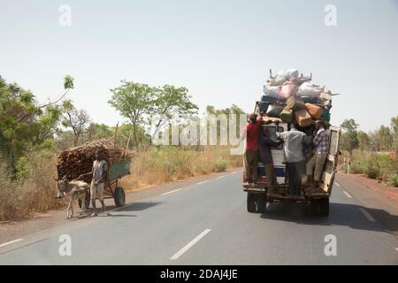 Bamako, Mali, 25 avril 2015; transport routier au sud de Bamako. Banque D'Images