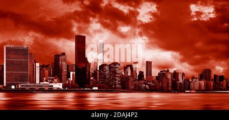 Manhattan, New York. Vue panoramique sur les gratte-ciel de Midtown sur l'East River par une journée. Image dans une tonalité rouge foncé spectaculaire Banque D'Images