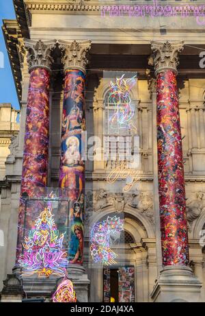 Londres Royaume-Uni 13 novembre 2020 Tate Britain hiver. L'étonnante installation de Burman pour la façade emblématique de Tate Britain fait référence à la mythologie, à Bollywood, au féminisme radical, à l'activisme politique et aux souvenirs de famille dans une célébration de néon et de couleur tourbillonnante. C’est la quatrième de la série de commissions de plein air de Tate Britain. Dévoilée pour la première fois aujourd'hui , le travail de Burman sera exposé jusqu'au 31 janvier 2021.Paul Quezada-Neiman/Alamy Live News f Banque D'Images