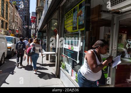 NEW YORK, Etats-Unis - 22 septembre 2016 : New York et New Yorkers. Scène de rue de Manhattan. Les Américains dans les rues de New York Banque D'Images