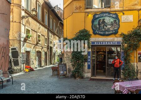 Belle vieille rue de Trastevere, Rome, avec des restaurants typiques en plein air. Rome, Latium, Italie, Europe Banque D'Images