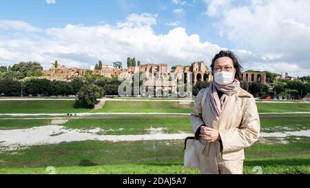 Rome. 15 octobre 2020. Photo de fichier prise le 15 octobre 2020 montre Hu Lanbo, un écrivain et rédacteur chinois, au Cirque Maximus à Rome, capitale de l'Italie. POUR ALLER AVEC "Feature: Une pandémie, deux cultures -- l'écrivain chinois à Rome réfléchit sur ses expériences" Credit: Mazzanti Carlo/Xinhua/Alamy Live News Banque D'Images