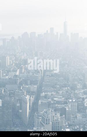 NEW YORK, États-Unis - 17 septembre 2017 : 5e Avenue, Broadway et Flatiron Building. Centre-ville et centre-ville de Manhattan, vue depuis le haut de l'Empire State Building. BIR Banque D'Images