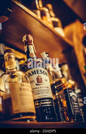 Bucarest, Roumanie - 9 novembre 2020 : image éditoriale de diverses bouteilles de whisky exposées dans un pub à Bucarest, Roumanie. Banque D'Images