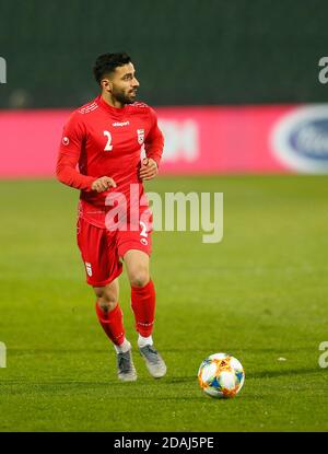 Joueur iranien Sadegh Moharrami, ballon de contrôle de robe rouge lors d'un match de football ami Bosnie contre Iran Sarajevo, Bosnie-Herzégovine, 12, Novemb Banque D'Images