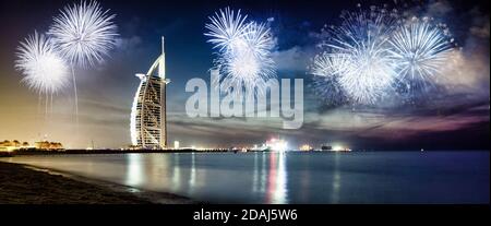 D'artifice autour de Burj Al Arab - Nouvelle destination exotique de l'année, DUBAÏ, ÉMIRATS ARABES UNIS Banque D'Images