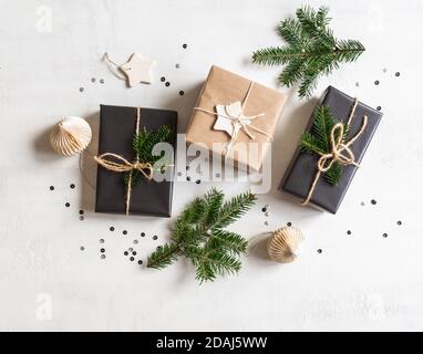Plat de cadeau de Noël emballage durable. Emballage de Noël dans des couleurs naturelles et noires sur fond blanc. Vue de dessus. Banque D'Images