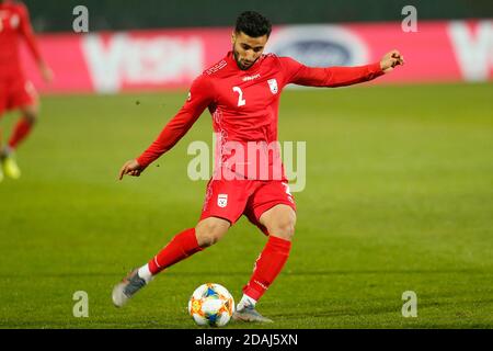 Joueur iranien Sadegh Moharrami, ballon de contrôle de robe rouge lors d'un match de football ami Bosnie contre Iran Sarajevo, Bosnie-Herzégovine, 12, Novemb Banque D'Images
