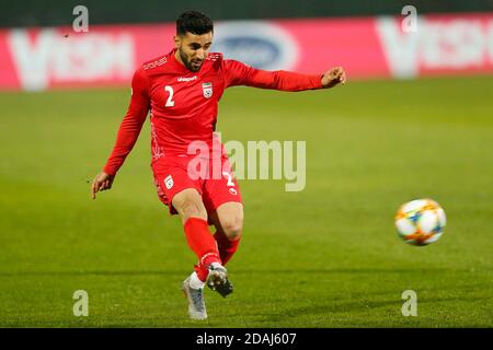 Joueur iranien Sadegh Moharrami, ballon de contrôle de robe rouge lors d'un match de football ami Bosnie contre Iran Sarajevo, Bosnie-Herzégovine, 12, Novemb Banque D'Images
