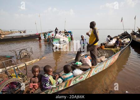 Selingue, Mali, le 25 avril 2015; Cariere village sur le lac barrage est un village de pêcheurs. Aujourd'hui, les bateaux transportent des gens vers d'autres villages sur le lac comme Sogodogala pour le jour du marché dans la ville de Selingue. Le trajet coûte 750 CFA par personne pour un aller-retour. Banque D'Images