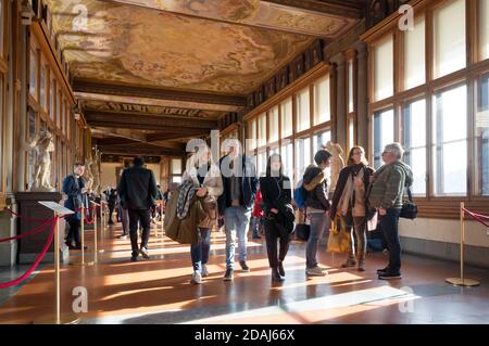 Les gens se trouvent dans le couloir de la Galerie des Offices (1581), l'un des plus anciens musées d'Europe. Banque D'Images