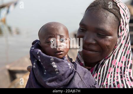Selingue, Mali, 25 avril 2015; Aissata Koita avec sa petite fille, qui a un mois et qui n'a pas encore été nommée. Elle fait partie d'une famille Bozo, qui voyage généralement sur la rivière. Banque D'Images