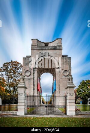 L'Arc du souvenir est un monument commémoratif de la première Guerre mondiale conçu par Sir Edwin Lutyens et situé dans le parc Victoria de Leicester. Banque D'Images