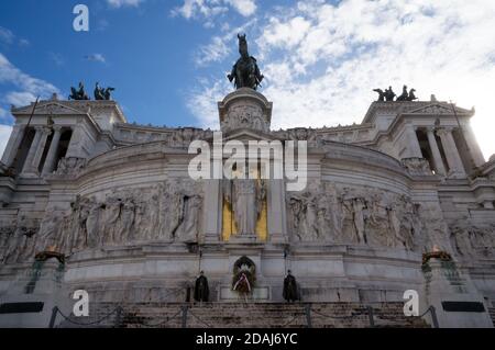 Garde d'honneur est en service à la tombe du soldat inconnu sous la statue de la déesse Roma sur la façade du monument à Vittoriano . Banque D'Images