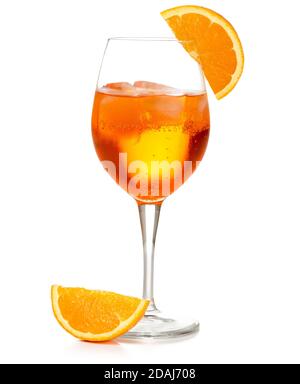 cocktail spritz dans un verre de vin garni d'une tranche d'orange isolée sur blanc Banque D'Images