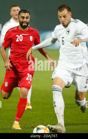 Le joueur iranien Rezaei Kaveh, balle rouge de défi de robe avec le bosniaque Sinisa Sanicanin lors d'un match de football amical Bosnie contre Iran Sarajevo, Bosnie Banque D'Images