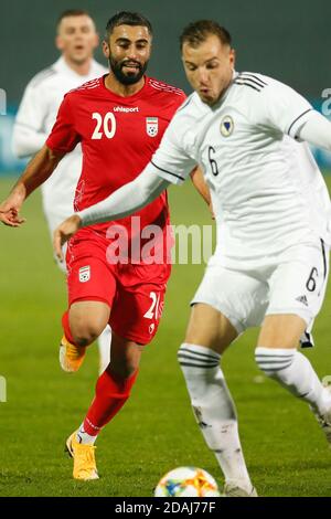 Le joueur iranien Rezaei Kaveh, balle rouge de défi de robe avec le bosniaque Sinisa Sanicanin lors d'un match de football amical Bosnie contre Iran Sarajevo, Bosnie Banque D'Images