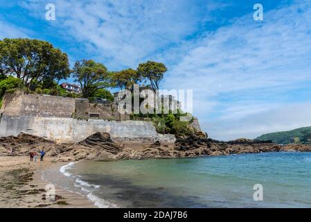 Maison française à l'aube sur les falaises et de ReadyMoney Cove, Fowey, Cornwall, Royaume-Uni Banque D'Images