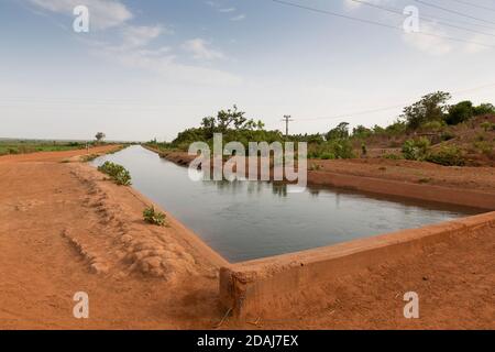 Selingue, Mali, 26 avril 2015; la principale canelle d'irrigation pour les terres agricoles irriguées de Selingue. Banque D'Images