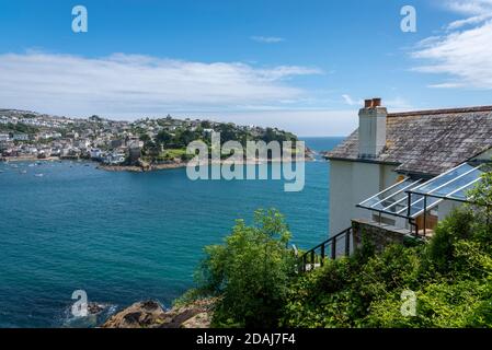 Vue de Polruan sur l'estuaire de Fowey depuis une maison de Fowey, Cornwall, Royaume-Uni Banque D'Images