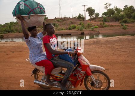 Selingue, Mali, 26 avril 2015; agriculteurs transportant des produits de leur jardin irrigué. Banque D'Images