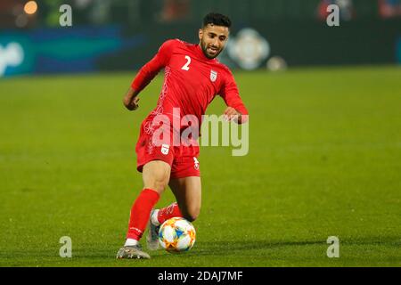 Joueur iranien Sadegh Moharrami, ballon de contrôle de robe rouge lors d'un match de football ami Bosnie contre Iran Sarajevo, Bosnie-Herzégovine, 12, Novemb Banque D'Images