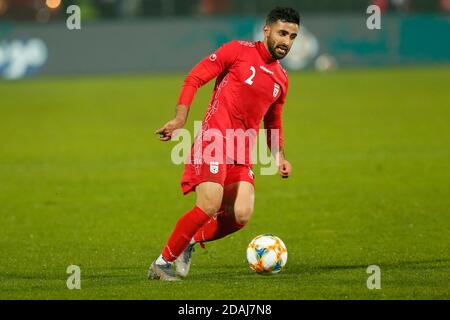 Joueur iranien Sadegh Moharrami, ballon de contrôle de robe rouge lors d'un match de football ami Bosnie contre Iran Sarajevo, Bosnie-Herzégovine, 12, Novemb Banque D'Images