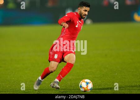 Joueur iranien Sadegh Moharrami, ballon de contrôle de robe rouge lors d'un match de football ami Bosnie contre Iran Sarajevo, Bosnie-Herzégovine, 12, Novemb Banque D'Images