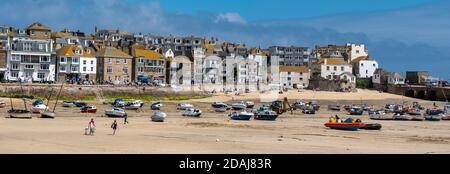 Boutiques, restaurants et bâtiments sur le front de mer de St Ives et le sable du port, Cornwall, Royaume-Uni Banque D'Images