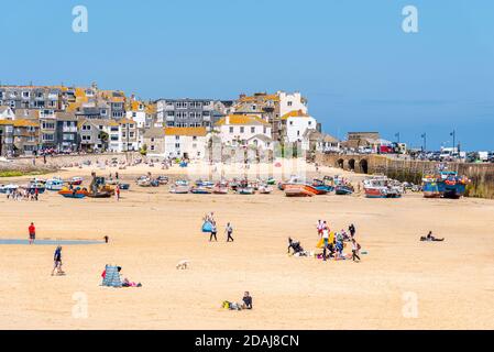 People On Harbour Sands, la plage de sable de St Ives port à marée basse, Cornwall, Royaume-Uni Banque D'Images