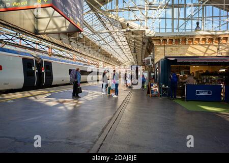 Gare de Crewe avec la plupart des gens portant des revêtements de visage pendant Pandémie Covid-19 Banque D'Images