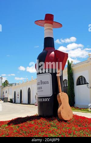 Grande bouteille de Tio Pepe à l'extérieur de la Gonzales Byass Bodega, Jerez de la Frontera, Espagne. Banque D'Images