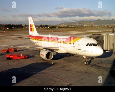 Iberia Airbus A320 avion passager stationné le long d'un pont aérien à l'aéroport de Malaga, Malaga, Espagne. Banque D'Images