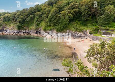 Vue sur la plage à ReadyMoney Cove, Fowey, Cornwall, Royaume-Uni Banque D'Images