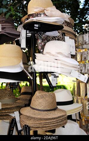 Chapeaux de soleil à vendre à l'extérieur d'une boutique dans le centre-ville, Malaga, Espagne. Banque D'Images