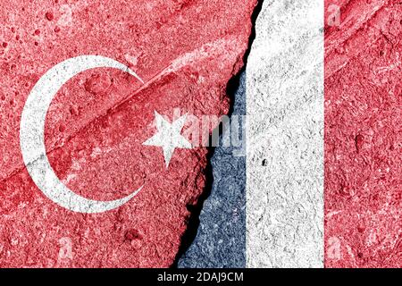 La fissure entre la France et les drapeaux turcs. La notion de sanctions, de problèmes, de cessation des relations diplomatiques et de confrontation. Banque D'Images