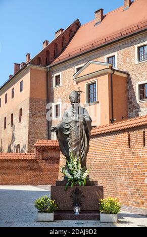 CRACOVIE, POLOGNE - JUL 27, 2013: Statue du Pape Jean-Paul II ( Bienheureux Jean-Paul ou Jean-Paul le Grand, Papa Giovanni Paolo II, Karol Jozef Wojtyla ) o Banque D'Images