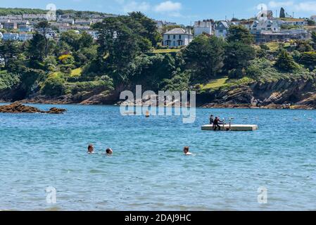 Les gens en mer à Readymoney Cove, Fowey, Cornwall Banque D'Images