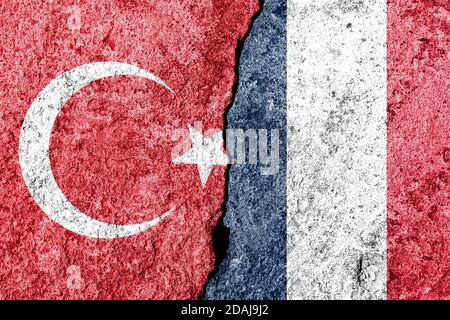 La fissure entre la France et les drapeaux turcs. La notion de sanctions, de problèmes, de cessation des relations diplomatiques et de confrontation. Banque D'Images