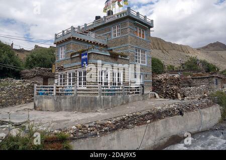 L'hôtel Yetti de deux étages se trouve sur les rives de la rivière, sur la toile de fond des montagnes de l'Himalaya, dans la ville de Jomsom, Mustang, au Népal. Banque D'Images