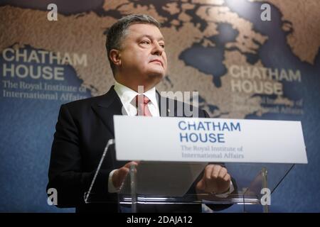 LONDRES, Royaume-Uni - 19 avril 2017 : le président de l'Ukraine Petro Porochenko s'exprime à l'Institut royal des affaires internationales Chatham House pendant son mandat Banque D'Images