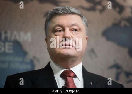 LONDRES, Royaume-Uni - 19 avril 2017 : le président de l'Ukraine Petro Porochenko s'exprime à l'Institut royal des affaires internationales Chatham House pendant son mandat Banque D'Images