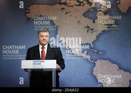 LONDRES, Royaume-Uni - 19 avril 2017 : le président de l'Ukraine Petro Porochenko s'exprime à l'Institut royal des affaires internationales Chatham House pendant son mandat Banque D'Images