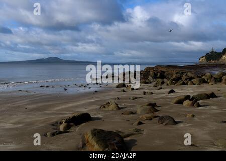 Auckland, Nouvelle-Zélande. 13 juin 2018. L'île de Rangitoto est vue depuis la rive nord d'Auckland, en Nouvelle-Zélande, le 13 juin 2018. Auckland, avec une population d'environ 1.5 millions d'habitants, est une ville métropolitaine de l'île du Nord de la Nouvelle-Zélande. Credit: Guo Lei/Xinhua/Alay Live News Banque D'Images