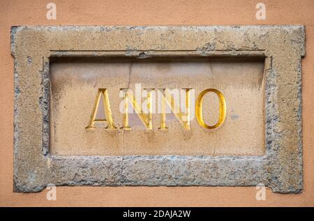 Cadre décoratif ou cartouche avec inscription latine ANNO pour "dans l'année" sur une façade de maison. Banque D'Images