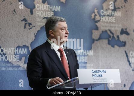 LONDRES, Royaume-Uni - 19 avril 2017 : le président de l'Ukraine Petro Porochenko s'exprime à l'Institut royal des affaires internationales Chatham House pendant son mandat Banque D'Images