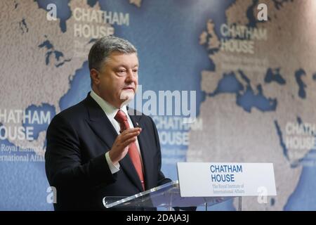 LONDRES, Royaume-Uni - 19 avril 2017 : le président de l'Ukraine Petro Porochenko s'exprime à l'Institut royal des affaires internationales Chatham House pendant son mandat Banque D'Images