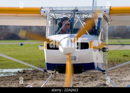 Deux hommes dans le cockpit de l'avion ultra-léger Banque D'Images